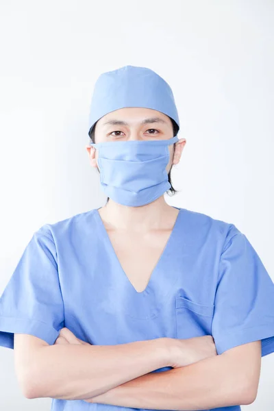 Ritratto Uomo Asiatico Medico Con Maschera Chirurgica Uniforme Sfondo Bianco — Foto Stock
