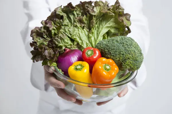 Portrait Gros Plan Chef Japonais Tenant Des Légumes — Photo