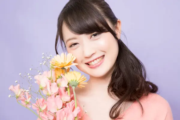 Usmívající Mladá Asijská Žena Drží Kytici Květin — Stock fotografie