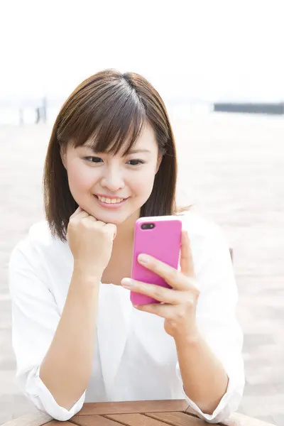 Молода Японська Жінка Використовує Смартфон Відкритому Повітрі — стокове фото