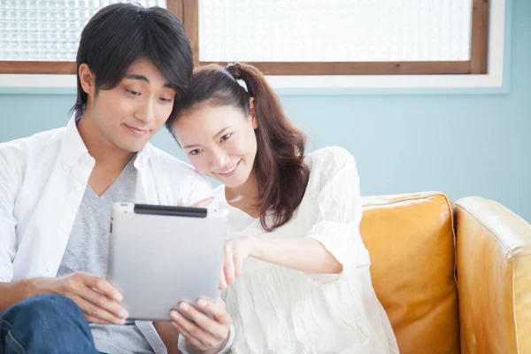 Evde Dijital Tablet Kullanan Asyalı Çift — Stok fotoğraf