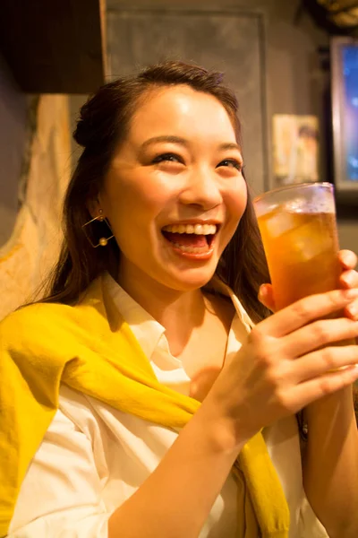 Retrato Mujer Japonesa Sonriente Con Bebida Cafetería —  Fotos de Stock