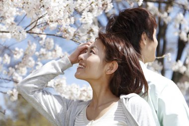 Bahar Parkı 'ndaki genç Japon çift.