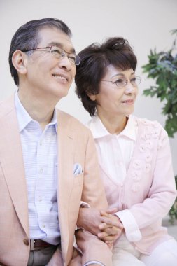 Asyalı yaşlı çift gülümsüyor