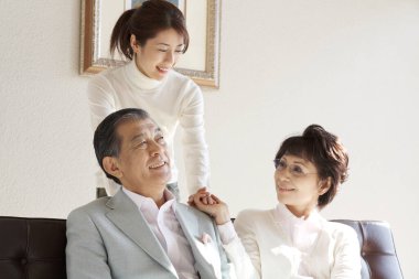 Gülümseyen aile toplanıyor aydınlık odada