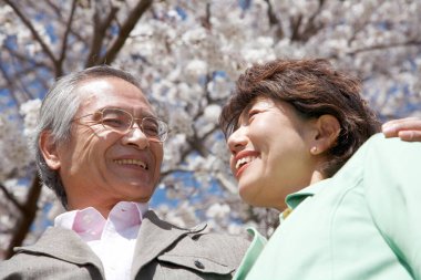 Park 'taki mutlu Asyalı çift.