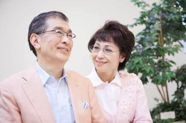 Asyalı yaşlı çiftin portresi