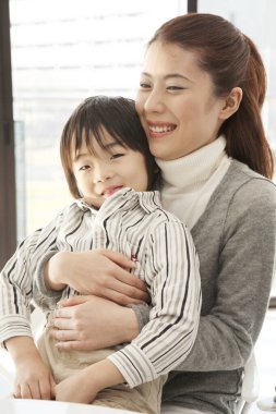 mutlu anne ve oğlu sarılma