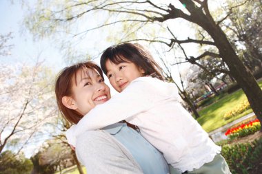 Japon anne ve kızı parkta.