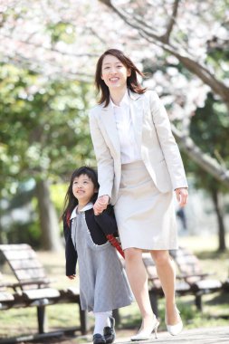 Parkta poz veren Asyalı anne ve kız