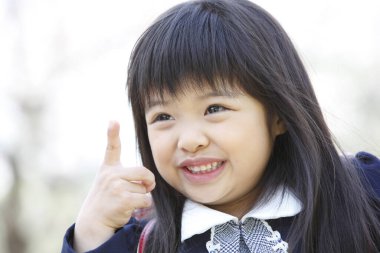 Parkta poz veren Asyalı güzel bir kızın portresi.