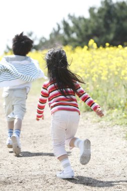 Parkta koşan çocukları kapat