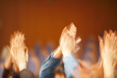 Seminerdeki insanlar bir salonda ya da seminer odasında