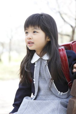 Parkta poz veren Asyalı güzel bir kızın portresi.