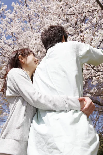 Jovem Casal Japonês Parque Primavera — Fotografia de Stock