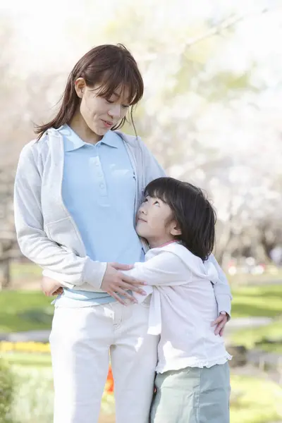 Mamma Giapponese Figlia Nel Parco — Foto Stock