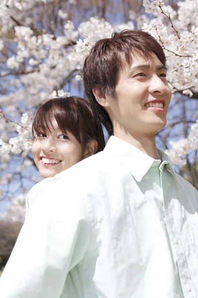 Bahar Parkı Ndaki Genç Japon Çift — Stok fotoğraf