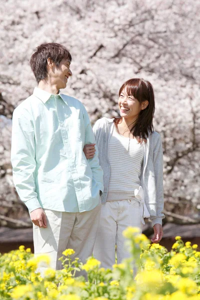 Young Japanese Couple Spring Park — Stock Photo, Image