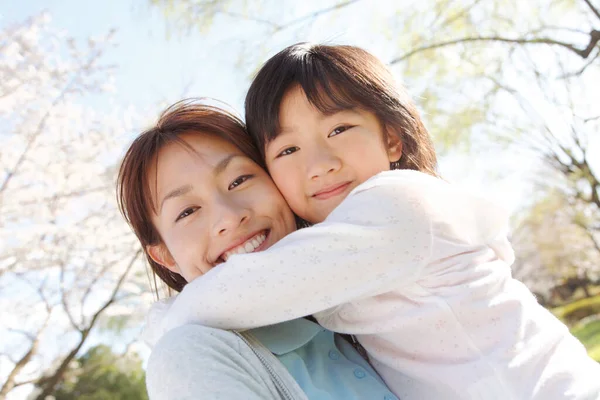 Ιαπωνική Μητέρα Και Κόρη Στο Πάρκο — Φωτογραφία Αρχείου