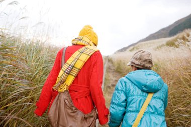 Dağlarda yürüyen Asyalı kızlar 