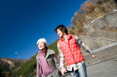 Genç çift dağlarda yürüyüş 