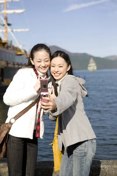 Dois Alegre Asiático Mulheres Fazendo Selfie Porto — Fotografia de Stock