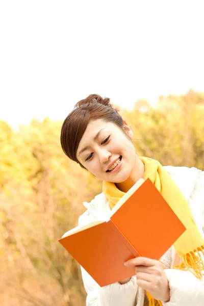 Junges Japanisches Mädchen Herbst Park Mit Buch — Stockfoto