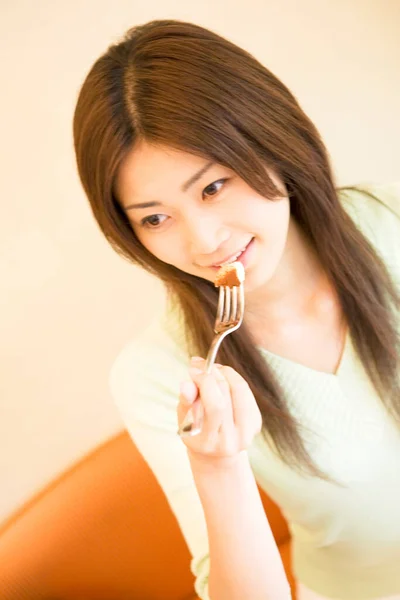 レストランで夕食を食べる若い美しいアジアの女性の肖像画 — ストック写真