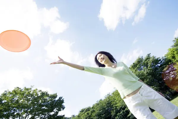Szczęśliwy Azji Kobieta Grać Frisbee Lato Park — Zdjęcie stockowe