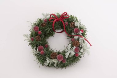 Beyaz arka plan üzerinde neşeli Noel çelenk