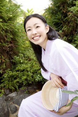 Genç bir Asyalı kadın lüks bir spa merkezinde eğleniyor.