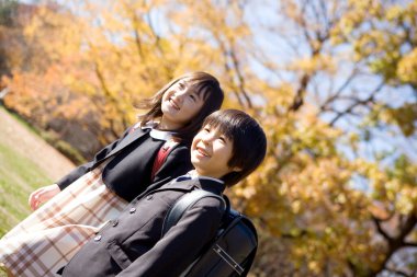 Parktaki Asyalı kız ve çocuğun portresi.  