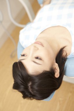 Klinikteki kadın dişçi muayenehanesinde.