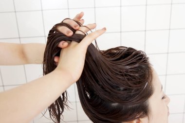 Japon kadın güzellik salonunda güzellik tedavisi görüyor.