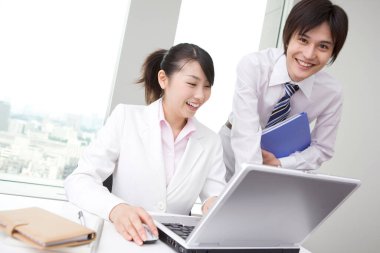 Ofiste birlikte çalışan iş adamları 