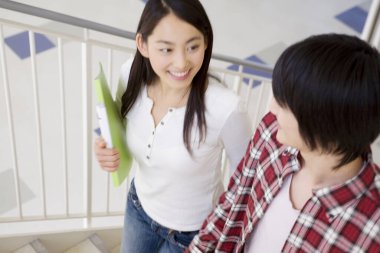 Üniversitede yakın bir çift.