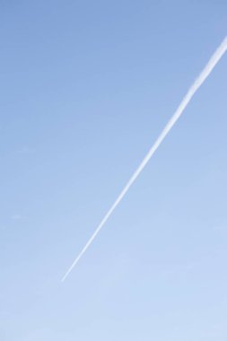 Gökyüzünde uçan uçağın beyaz izi.