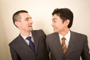 İş adamları ofiste birbirlerine bakıyorlar. 