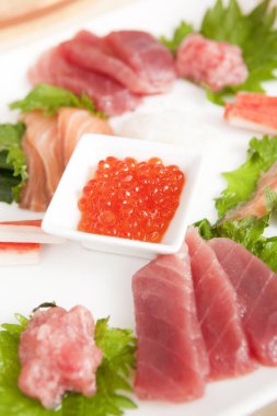 Havyarlı taze sashimi.