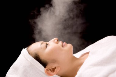 Kaplıcadaki çekici Asyalı güzel bir kadının portresi.