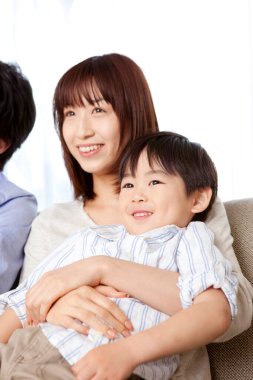 Oğluyla birlikte Asyalı bir kadın. Aile sevgisi ve bakım konsepti 