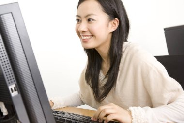 Ofiste bilgisayar kullanan kadın 