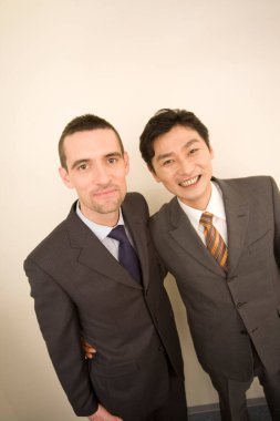 Takım elbiseli iki genç iş adamı.