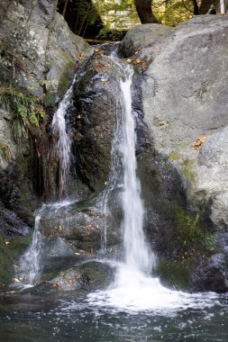 Su akıyor, şelaleye yakın.