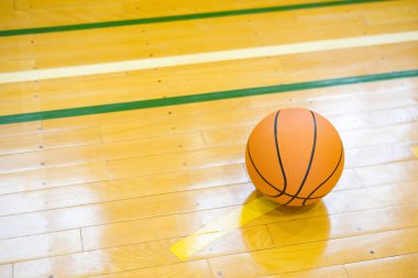 Basketbol sahasında top yakın.