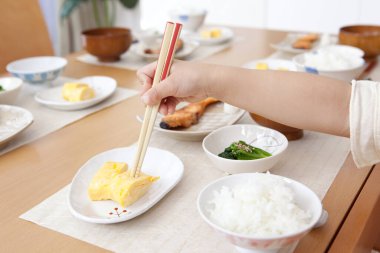 Kadın masada pilav yiyor, yakın plan.