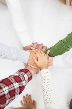 Birlikteliği gösteren çeşitli eller bir araya geliyor.