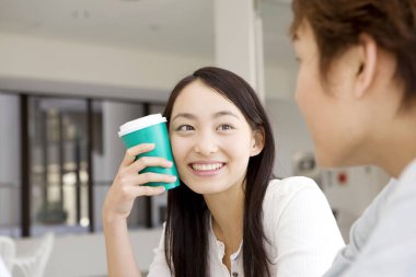 Kahve içen genç bayan arkadaşların portresi.