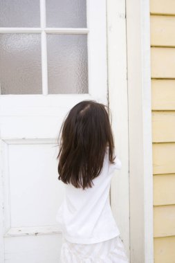 Dışarıdaki küçük kızın portresi. 