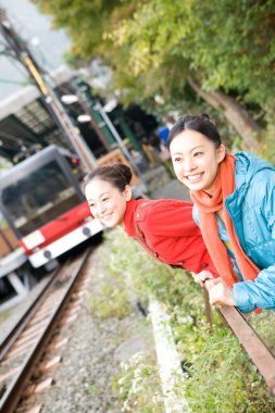 Tren istasyonunda genç kadınlar 